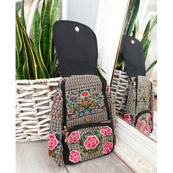 Handbags - LAST ONE🌞NEW - FRNT FLAP FLORAL ADJ STRAP BACKPAX